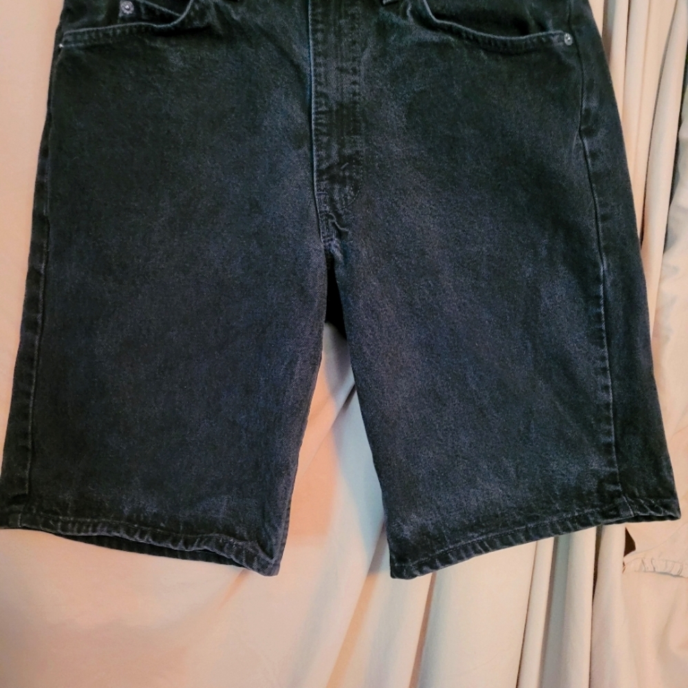 Size 33 Mens 550 levis shorts( black/ 5 pockets)